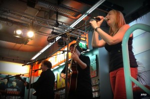 Zwischen DVD-Boxen: Die Band Anathema spielt Acoustic-Konzert in einem Multimedia-Handel in Köln.